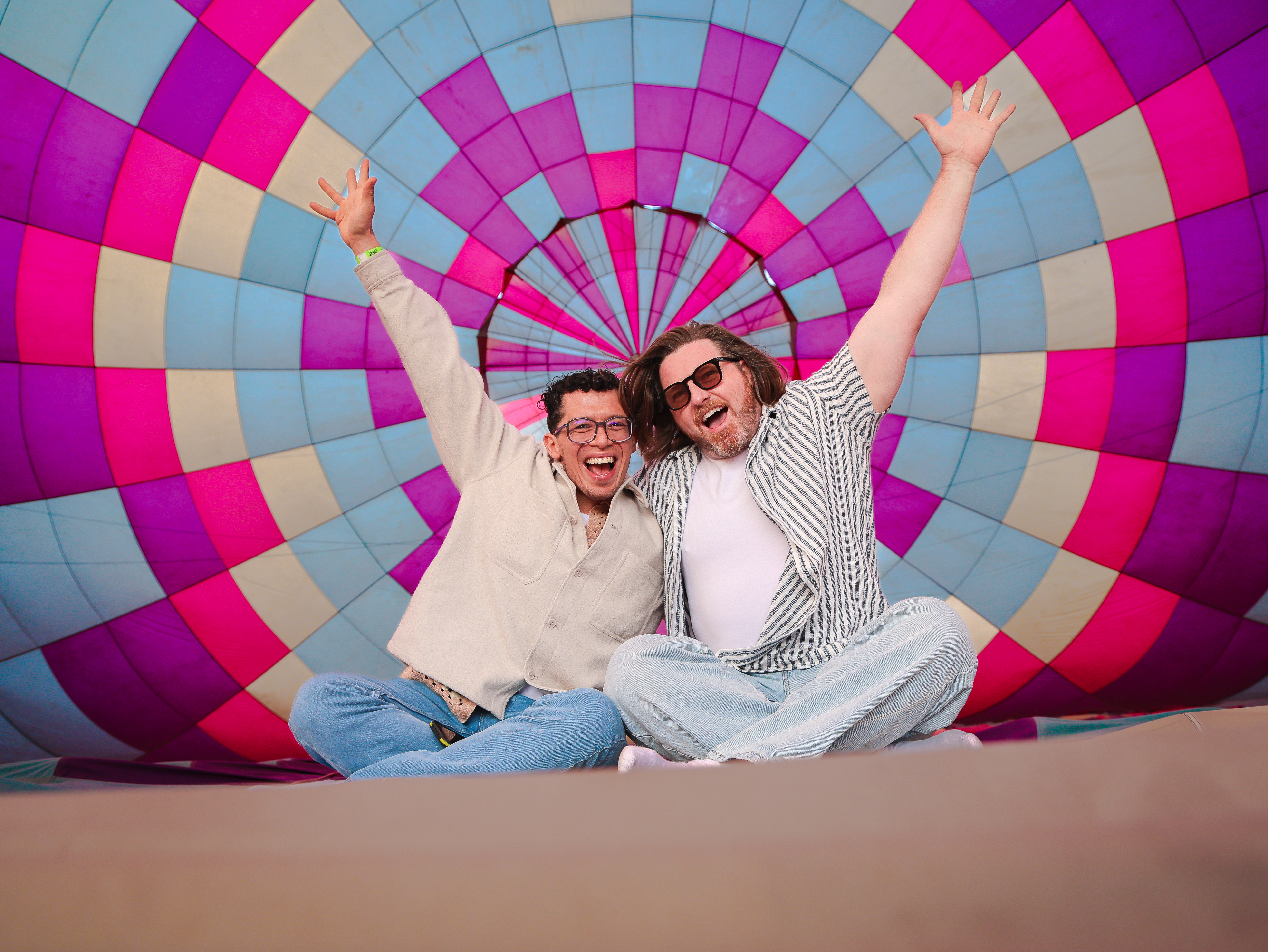 Pareja frente a un globo aerostático en Teotihuacán