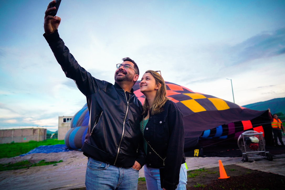 Selfie frente a un globo aerostático Teotihuacán